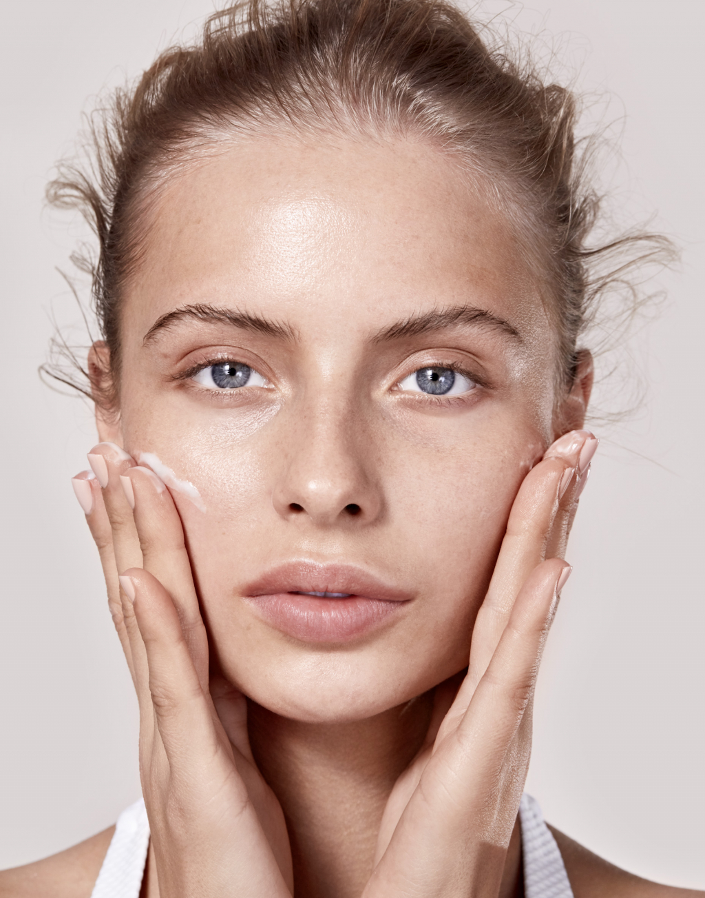 skincare-photographer-london-face-cream-application-benjamin-kaufmann skincare-photographer-london-face-cream-application-benjamin-kaufmann