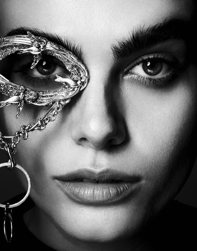 jewellery-photographer-london-chain-necklace-portrait-benjamin-kaufmann